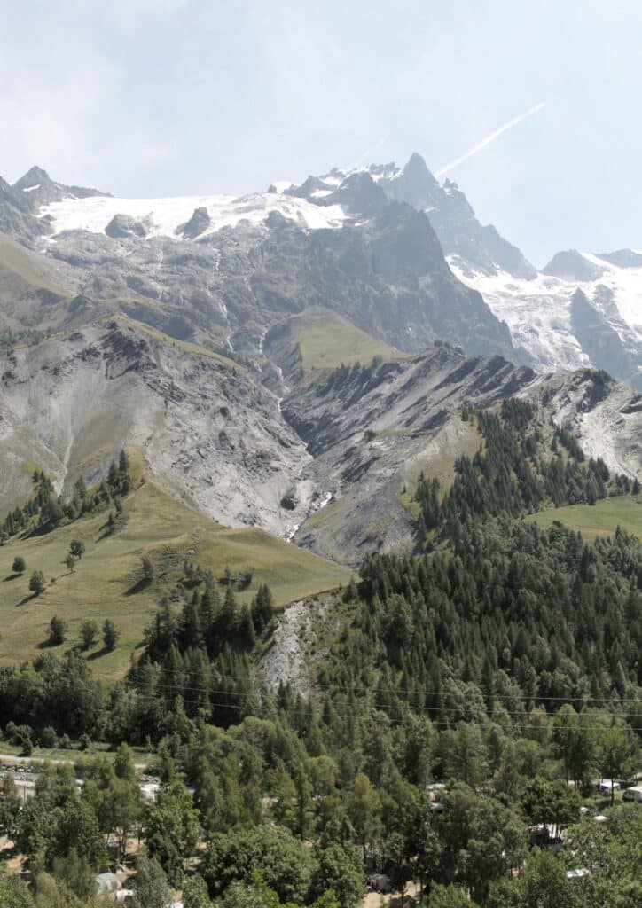 Montagne en arrière plan et devant les forêts des Alpes Sud Isère