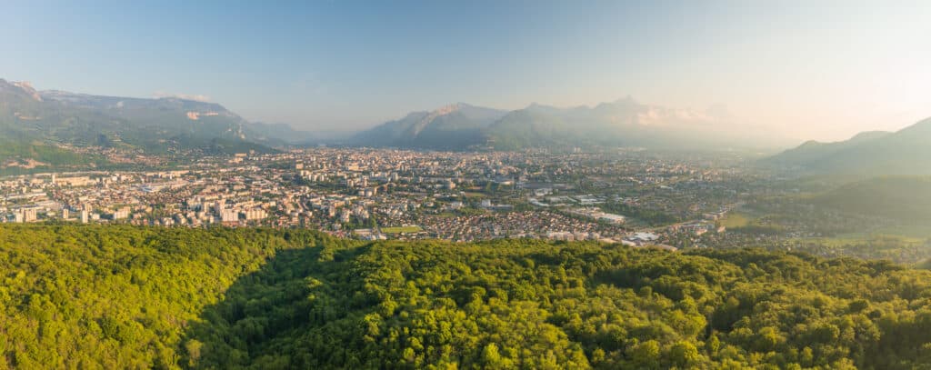 Vue sur la métropole de Grenoble et sa forêt. Photo de Pierre Jayet
