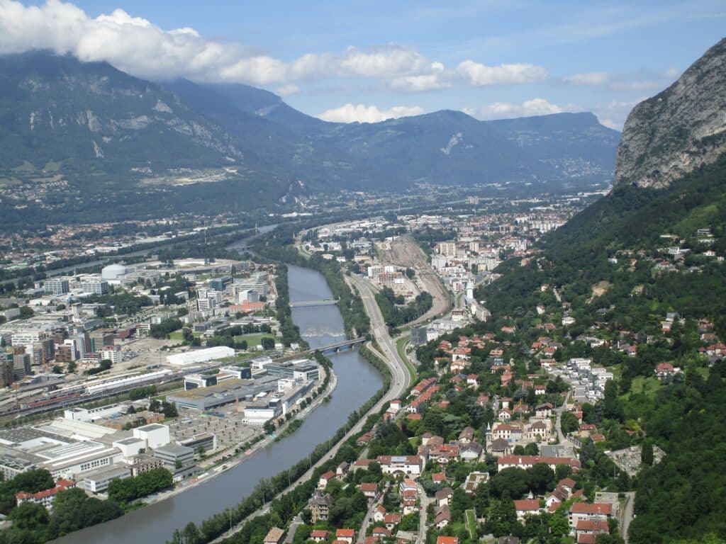 Vue aérienne de la Métropole de Grenoble, 1ere métropole forestière de France.