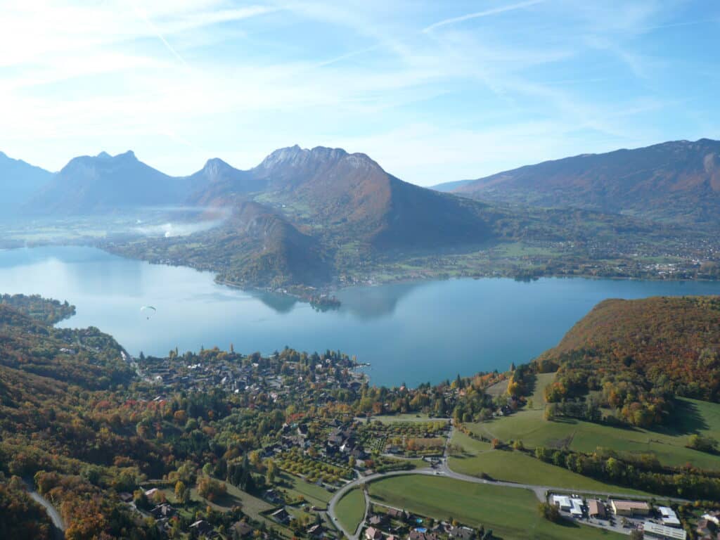 Vue_aerienne_du_lac_en_automne-Lac_Annecy_Tourisme-6275