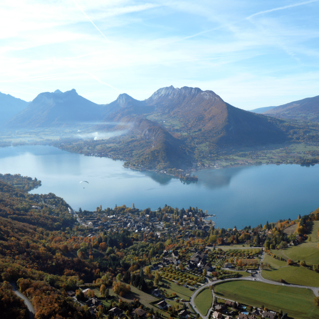 Vue aérienne sur le lac d'Annecy