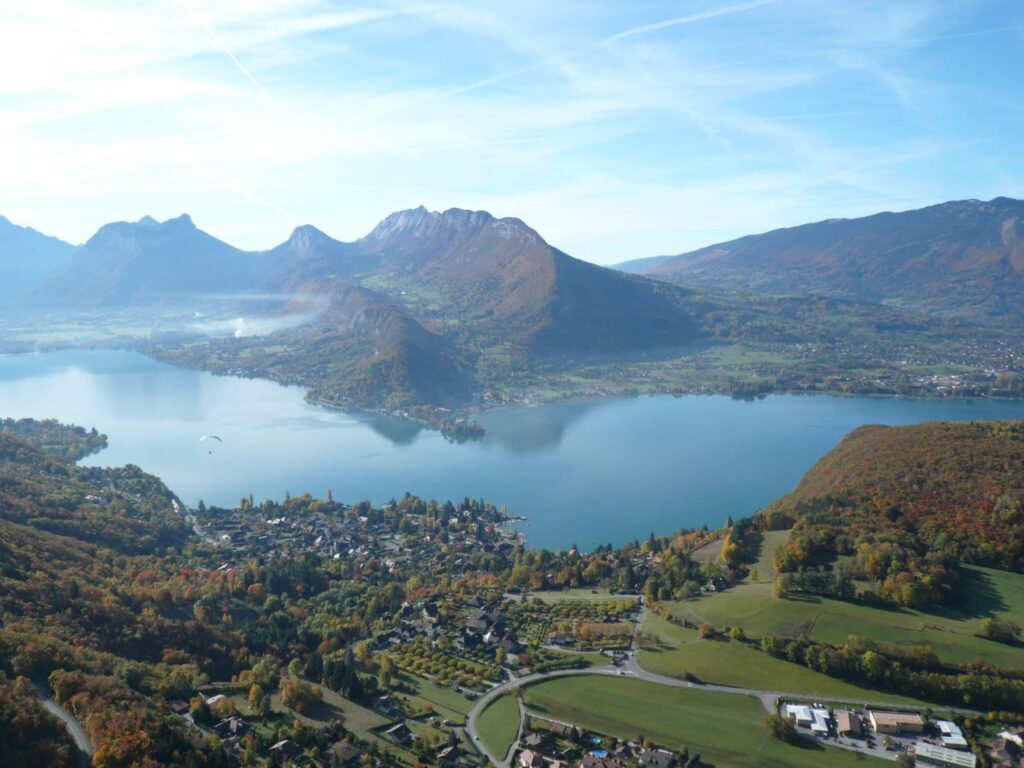 Vue Aerienne Du Lac En Automne Lac Annecy Tourisme 6275 Scaled