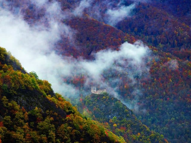 Chateau de Miglos dans la brume-Credit-Arnaud-SPANI-PNR-Pyrenees-Ariegeoise
